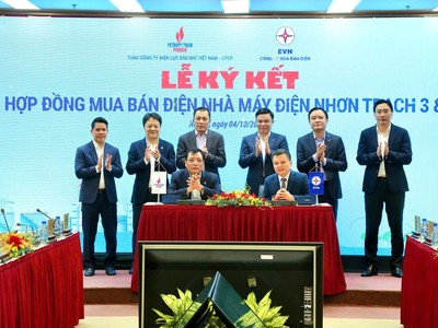 Ông Lê Như Linh, Tổng Giám đốc PV Power và ông Lê Khắc Hưng, Giám đốc EVNEPTC ký kết Hợp đồng PPA Nhà máy điện Nhơn Trạch 3&4. 