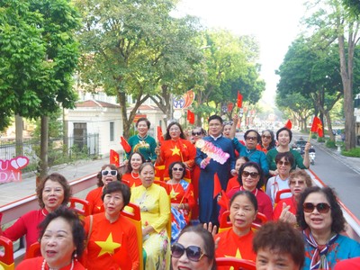 Trải nghiệm áo dài thưởng lãm phố phường Hà thành trên xe buýt 2 tầng