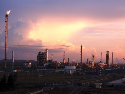 Các nhà máy lọc dầu đang gặp khó khăn do giá dầu thô và crack margin giảm mạnh