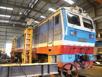 Sửa chữa đầu máy tại Công ty Xe lửa Gia Lâm.