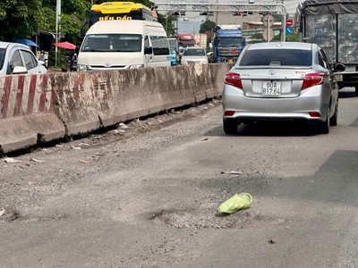 Quốc lộ 51 đoạn qua TP. Biên Hòa hư hỏng trầm trọng từ lâu chưa được khắc phục. Ảnh: Minh Thành, Báo Đồng Nai.