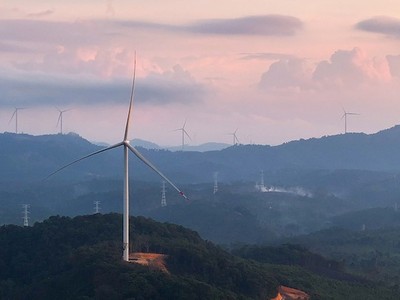 Dự án điện gió Monsoon 600 MW tại Lào sẽ bán điện về Việt Nam, dự kiến sẽ vận hành thử nghiệm vào tháng 12/2024, sớm hơn 2 tháng so với kế hoạch trước đó. Dự án này có giá trị 950 triệu USD, trải dài qua các tỉnh Sekong và Attapeu ở Lào và có 133 tua bin gió cùng với đường dây truyền tải dài 22 km qua biên giới Lào-Việt Nam. (Ảnh: The Next Media) 