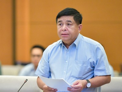 Bộ trưởng Bộ Kế hoạch và Đầu tư Nguyễn Chí Dũng trình bày tờ trình dự án Luật Đầu tư công sửa đổi.