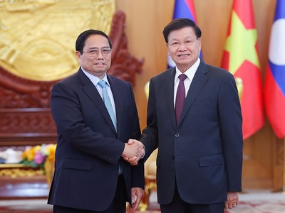 Thủ tướng Phạm Minh Chính hội kiến Tổng Bí thư, Chủ tịch nước Lào Thongloun Sisoulith. Ảnh: Nhật Bắc