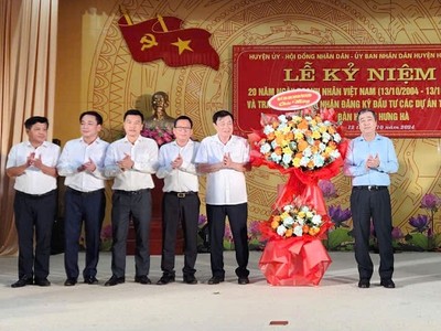 Bí thư Tỉnh ủy Thái Bình Ngô Đông Hải, cùng lãnh đạo tỉnh, huyện Hưng Hà tặng hoa chúc mừng doanh nghiệp, doanh nhân.