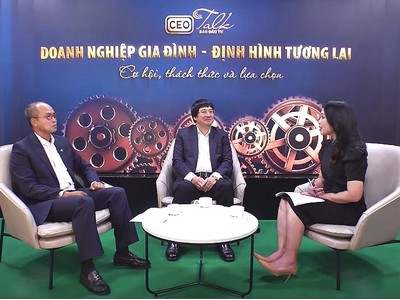 CEO Talk chủ đề "Doanh nghiệp gia đình: Cơ hội, thách thức và lựa chọn", do Báo Đầu tư tổ chức, với sự tham dự của ông Phạm Đình Đoàn, Chủ tịch Phú Thái Holdings Group (người ngồi giữa) và ông Trần Đình Cường, Chủ tịch Công ty TNHH Ernst & Young Việt Nam.