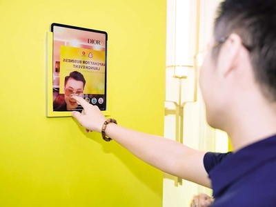 Khách mời trải nghiệm ứng dụng Snapchat.