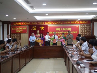 Lãnh đạo tỉnh Bình Định chúc mừng các cán bộ vừa được chuẩn y, điều động. Ảnh: T.Đ.