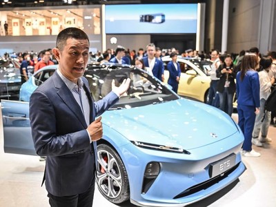 Mẫu xe ET5 được hãng ô tô điện Trung Quốc Nio giới thiệu tại một triển lãm ô tô Thượng Hải. Ảnh: AFP