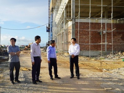 Bí thư Tỉnh uỷ Quảng Bình Vũ Đại Thắng (thứ hai từ phải sang) kiểm tra tiến độ dự án. Ảnh: Ngọc Mai