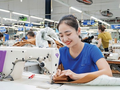 Một số doanh nghiệp dệt may bắt đầu sử dụng điện mặt trời mái nhà để giảm chi phí điện 