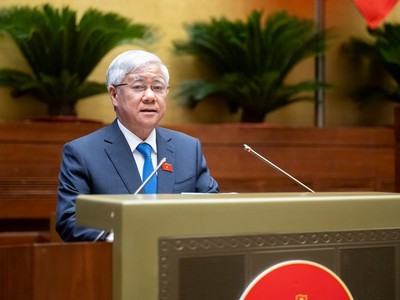 Chủ tịch Ủy ban Trung ương Mặt trận Tổ quốc Việt Nam Đỗ Văn Chiến trình bày báo cáo.