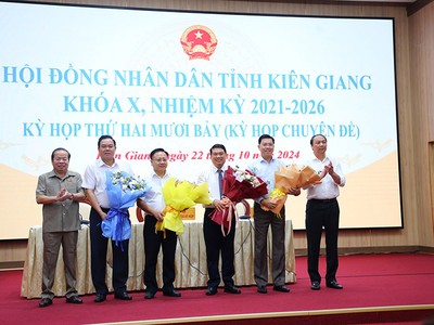 Lãnh đạo tỉnh Kiên Giang tặng hoa chúc mừng cán bộ được bầu, điều động nhận nhiệm vụ mới. Ảnh: N.Huy