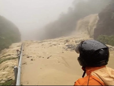 Quốc lộ 27C (đèo Khánh Lê) nối Nha Trang và Đạt Lạt thường xuyên xuất hiện sạt lở khi có mưa lớn kéo dài