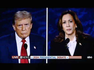 Ứng viên tranh cử Tổng thống Mỹ của đảng Cộng hòa, ông Donald Trump (trái) và ứng viên của đảng Dân chủ, Phó Tổng thống Kamala Harris. Ảnh: THX/TTXVN