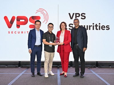 Ông Nguyễn Tất Dũng (đứng thứ hai từ trái sang) – Đại diện Phòng Công nghệ thông tin VPS nhận giải thưởng tại Singapore