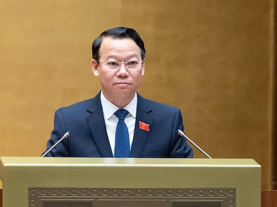 Bộ trưởng Bộ Tài nguyên và Môi trường Đỗ Đức Duy trình bày tờ trình.