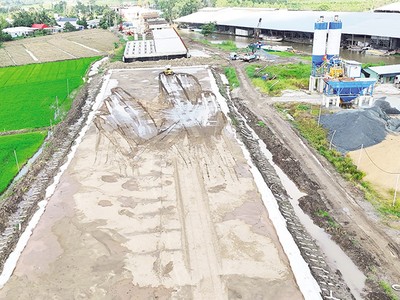 Thi công Dự án thành phần cao tốc Bắc - Nam phía Đông, đoạn Cần Thơ - Hậu Giang. Ảnh: A.M 