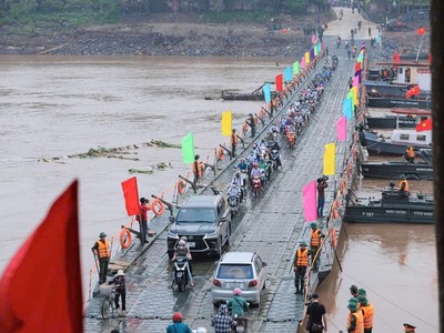 Việc đi lại giữa huyện Tam Nông và huyện Lâm Thao (Phú Thọ) trên trục Quốc lộ 32C hiện vẫn được thực hiện bằng cầu phao Phong Châu.