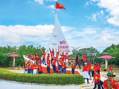 Định hướng phát triển của Cà Mau là trở thành địa phương mạnh về kinh tế biển. Trong ảnh: Du khách tham quan vùng Đất Mũi Cà Mau