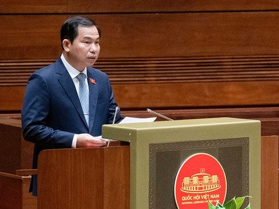 Chủ nhiệm Ủy ban Tài chính - Ngân sách của Quốc hội Lê Quang Mạnh trình bày tóm tắt thẩm tra Dự án Luật Đầu tư công (sửa đổi). Ảnh: Quochoi.vn