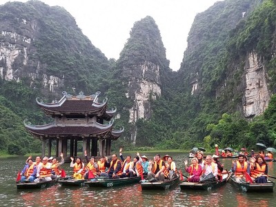 Đoàn đại biểu UNESCO đã dành thời gian tham quan Di sản Văn hoá và Thiên nhiên thế giới Tràng An. Ảnh: Minh Đường