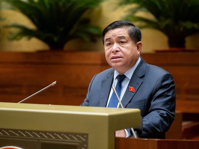 Bộ trưởng Bộ Kế hoạch và Đầu tư Nguyễn Chí Dũng trình bày Tờ trình Dự án Luật Đầu tư công (sửa đổi) tại phiên làm việc sáng 29/10 của Quốc hội. 