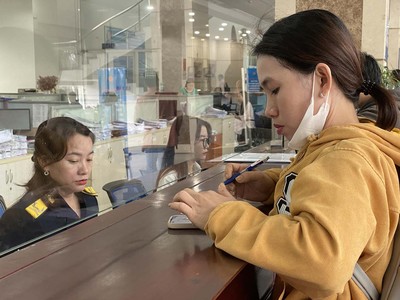 Người dân làm thủ tục tại Cục Thuế TP.HCM. Ảnh: Trọng Tín.