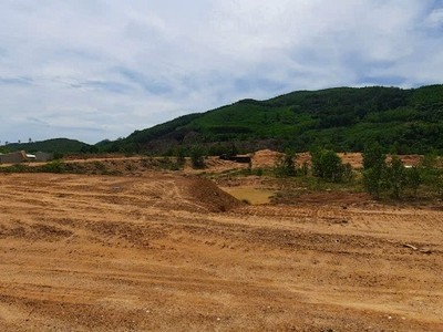 Dự án Hồ chứa nước Lộc Đại, xã Quế Hiệp, huyện Quế Sơn, tỉnh Quảng Nam ngổn ngang, hoang tàn. Dự án này chỉ mới thi công được các hạng mục như tràn xả lũ, kênh xả sau tràn và cầu qua kênh, cống lấy nước…