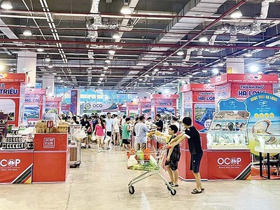 Hội chợ có nhiều gian hàng bày bán sản phẩm OCOP (Ảnh: Minh Đức)