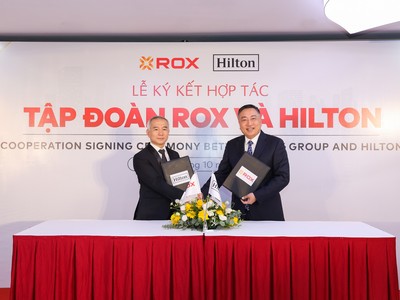 Ông Nguyễn Bá Luân, Tổng giám đốc SOJO by ROX và ông Clarence Tan, Phó Chủ tịch Cấp cao, Phát triển, Châu Á Thái Bình Dương tại Hilton thực hiện nghi thức ký kết hợp tác chiến lược.