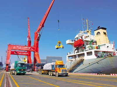 Vận chuyển hàng hóa tại cảng quốc tế Long An. Ảnh: Lê Toàn 