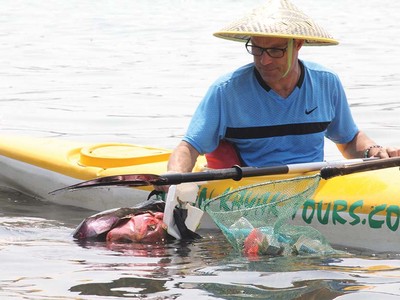 Du khách nước ngoài trải nghiệm tour du lịch dọn sạch bãi biển tại Vân Đồn (Quảng Ninh). (Ảnh: AEEC)
