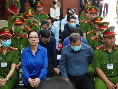 Bà Trương Mỹ Lan (cựu Chủ tich HĐQT Tập đoàn Vạn Thịnh Phát) và các bị cáo khác tại tòa.