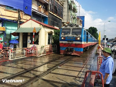 Một đường ngang có gác chắn của ngành đường sắt. (Ảnh: Việt Hùng/Vietnam+)