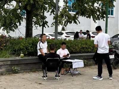 Những đội nhóm túc trực chờ bán chênh. Ảnh: Thanh Vũ