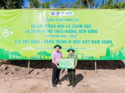 Đại diện C.P. Việt Nam, ông Sawang Chanprasert đã trao biểu trưng tài trợ dự án cho Ban Quản lý rừng phòng hộ Tà Thiết