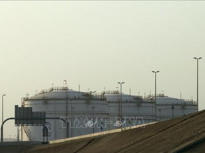 Bể chứa dầu tại kho dự trữ của Công ty Dầu mỏ Quốc gia Abu Dhabi (ADNOC) ở Msaffah, Abu Dhabi, UAE. Ảnh tư liệu: AFP/TTXVN 