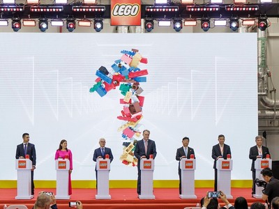 Lãnh đạo tỉnh Bình Dương và lãnh đạo Tập đoàn LEGO nhấn nút vận hành thử nhà máy sản xuất đồ chơi trẻ em LEGO.