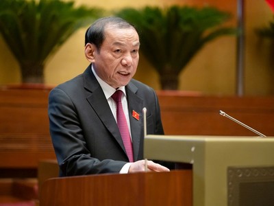 Bộ trưởng Bộ Văn hóa, Thể thao và Du lịch Nguyễn Văn Hùng trình bày tờ trình.