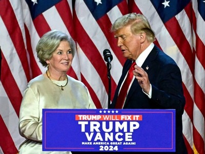 Bà Susie Wiles có mặt cùng ông Donald Trump trên sân khấu khi ông tái đắc cử. (Ảnh: The Times)