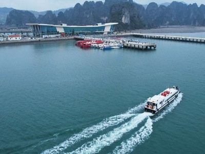 Cảng tàu khách quốc tế Ao Tiên đưa vào khai thác đã giúp cho huyện Vân Đồn gia tăng hạ tầng giao thông kết nối, nâng cao chất lượng dịch vụ du lịch; góp phần xây dựng Vân Đồn trở thành khu kinh tế đa ngành, đa lĩnh vực, du lịch biển - đảo cao cấp.