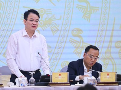 Thứ trưởng Bộ Kế hoạch và Đầu tư Trần Quốc Phương trả lời báo chí tại cuộc họp báo Chính phủ thường kỳ chiều 9/11. Ảnh: VGP