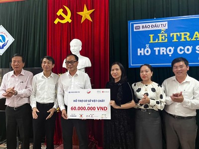 Tạp chí Nhà đầu tư, Báo Đầu tư trao học bổng và thiết bị tại Hà Tĩnh 
