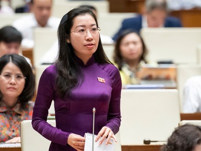 Đại biểu Hoàng Thị Thanh Thúy (Tây Ninh) chất vấn Bộ trưởng Bộ Y tế.