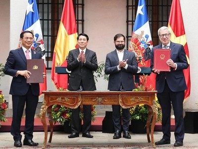 Chủ tịch nước Lương Cường và Tổng thống Chile Gabriel Boric Font chứng kiến lễ ký Tuyên bố chung Việt Nam-Chile giữa hai Bộ trưởng Ngoại giao. Ảnh: TTXVN 