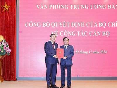 Ủy viên Bộ Chính trị, Thường trực Ban Bí thư, Chủ nhiệm Ủy ban Kiểm tra Trung ương Trần Cẩm Tú (bên phải) trao Quyết định cho tân Phó chánh Văn phòng Trung ương Đảng Phạm Gia Túc. Ảnh: Phương Hoa