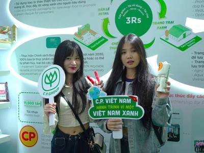 Gian hàng trưng bày của C.P. Việt Nam thu hút đông đảo các bạn sinh viên và khách tham quan.