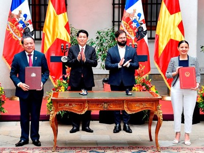 Bộ trưởng Bộ Văn hóa, Thể thao và Du lịch Nguyễn Văn Hùng và Bộ trưởng Bộ Văn hóa, Nghệ thuật và Di sản Chile Carolina Arredondo Marzan tiến hành ký kết Chương trình hợp tác văn hóa Việt Nam - Chile giai đoạn 2024 - 2026.