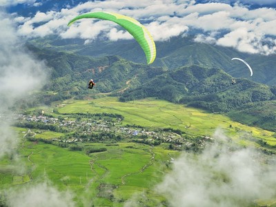 Bay dù lượn ngắm toàn cảnh thị trấn Tam Đường - Lai Châu.